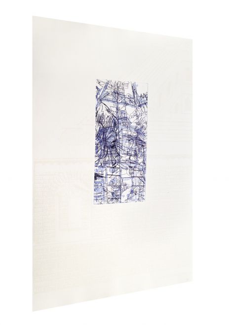 Ein Druck von Richard Dunn in Schrägsicht mit einem weißen Rahmen, auf den sehr hell architektonische Strukturen gedruckt sind. in der Mitte eine kleine Zeichnung in blau mit Pflanzen, urbaner Architektur und einem Paar