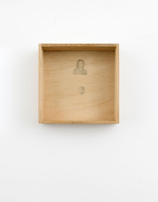 Edition von Robert Filliou. Ein Holzkästchen mit einem gezeichneten Portrait von Bach und einem Fingerabdruck von Filliou auf dem Boden. Auf der Oberseite der Seiten steht in Bleichstift: A WORLD OF FALSE FINGERPRINTS by Filliou. BACH’S…