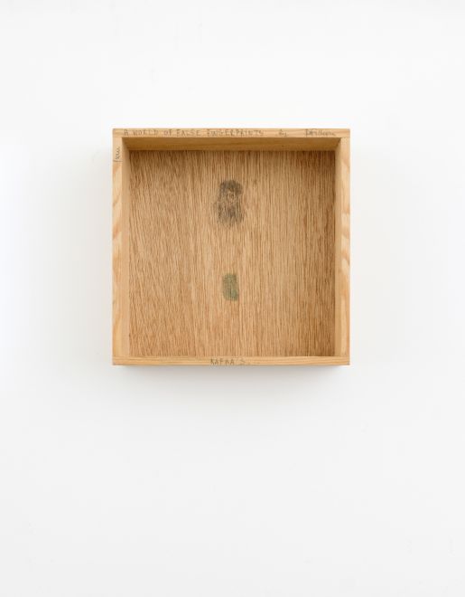 Edition von Robert Filliou. Ein Holzkästchen mit einem gezeichneten Portrait von Kafka und einem Fingerabdruck von Filliou auf dem Boden. Auf der Oberseite der Seiten steht in Bleichstift: A WORLD OF FALSE FINGERPRINTS by Filliou. KAFKA’S…