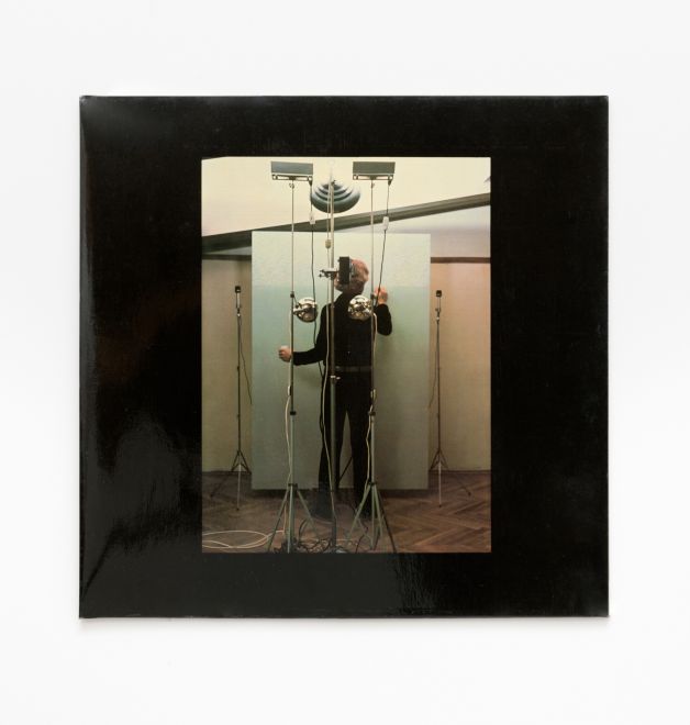 LP von Roman Opalka. Auf dem Cover ist ein Foto von Roman Oalka vor einer Leinwand, auf die er seine Zahlenreihen Schreibt. Hinter ihm sind Lampen aufgestellt, neben der Leinwand Mikrophone, die Opalkas Zählen aufnehmen.