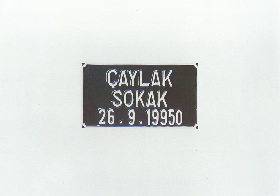Offsetdruck von Sarkis zeigt ein historisches Straßennamensschild aus Istanbul: CAYLAK SOKAK, die Straße, in der Sarkis aufgewachsen ist. Darunter setzt er ein aktuelles Datum: 26.9.19950