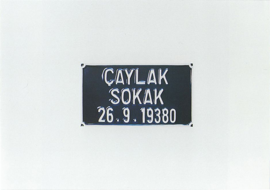 Offsetdruck von Sarkis zeigt ein historisches Straßennamensschild aus Istanbul: CAYLAK SOKAK, die Straße, in der Sarkis aufgewachsen ist. Darunter setzt er ein Datum aus seinem Geburtsjahr: 26.9.19380