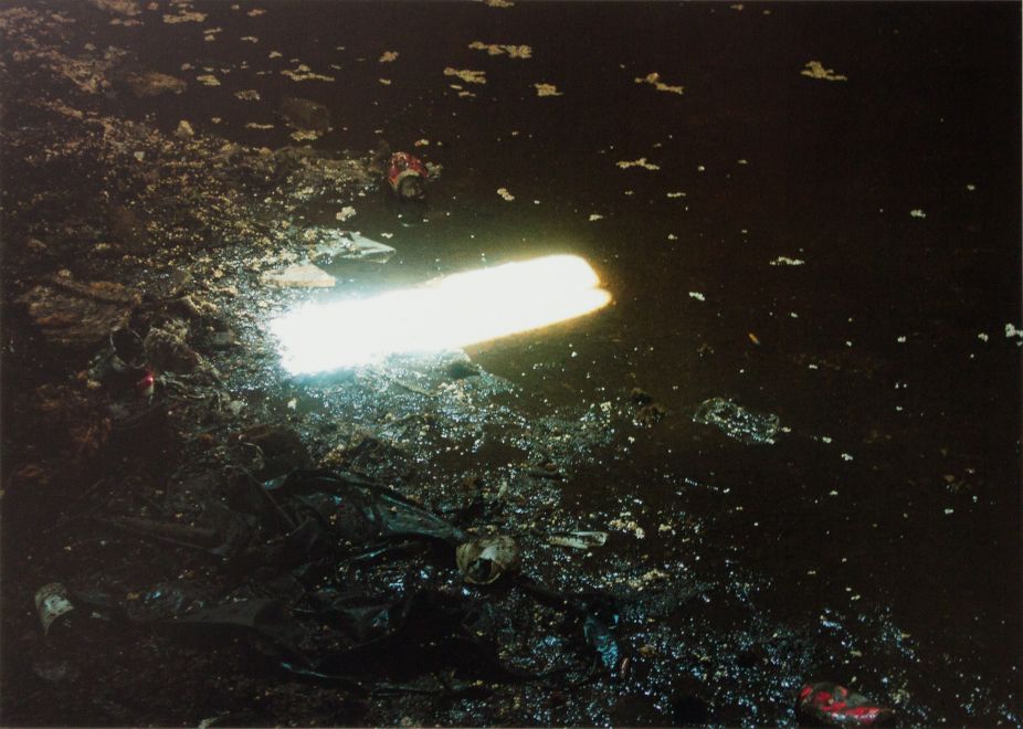 Offsetdruck von Sarkis. Bild von Wasser auf dem Boden mit Schlamm und Müll. Ein Rechteck hellen Lichtstrahl auf dem Boden