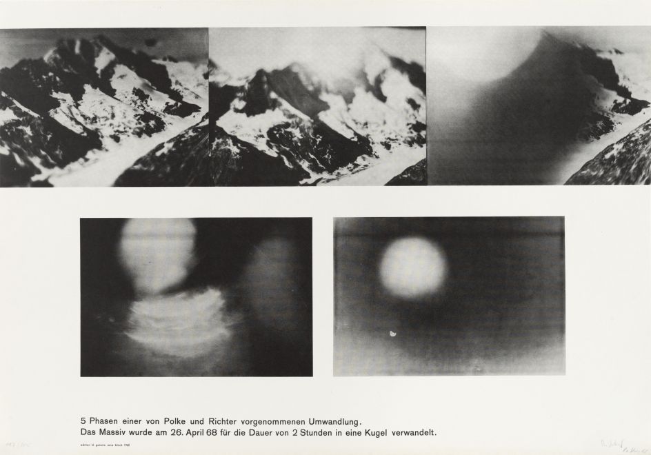 Offsetdruck von Sigmar Polke und Gerhard Richter. Sequenz von fünf s/w-Fotos in zwei Reihen, die den Prozess einer Umwandlung eines Gebirgsmassivs dokumentieren sollen. Schneebedecktes Alpenpanorama wird zu nebulöser Lichtkugel. Darunter steht: 5 Phasen einer von Polke und Richter vorgenommenen Umwandlung. Das Massiv wurde am 26. April 68 für die Dauer von 2 Stunden in eine Kugel verwandelt.