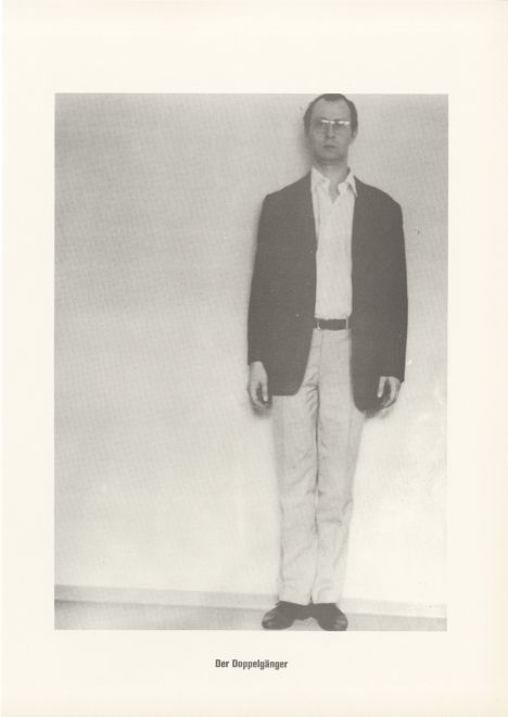 Druck von Sigmar Polke aus der Serie höhere Wesen befehlen. s/w Foto von Polke, der an einer Wand steht. Darunter steht: Der Doppelgänger