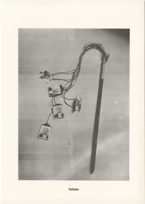 Druck von Sigmar Polke aus der Serie höhere Wesen befehlen. s/w Foto von einer selbstgebastelten Peitsche mit Automatenportraits des Künstlers an den Enden