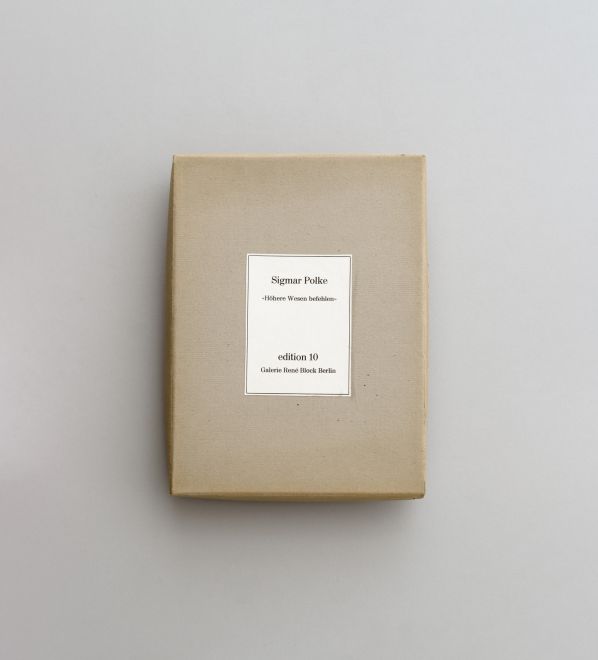 Edition höhere Wesen befehlen von Sigmar Polke. Eine Box aus Karton für die Drucke mit einem Label mit Titel und edition 10 Galerie René Block Berlin