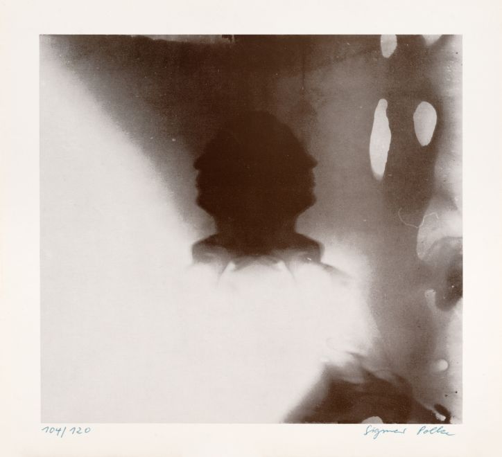Offsetdruck von Sigmar Polke. Mehrfach belichtete Fotografie, die durch die Körperdrehung Polkes während der Aufnahme die dunkle Silhouette von Polkes Kopf zu einer Art Januskopf werden lässt. Verschwommener Hintergrund.