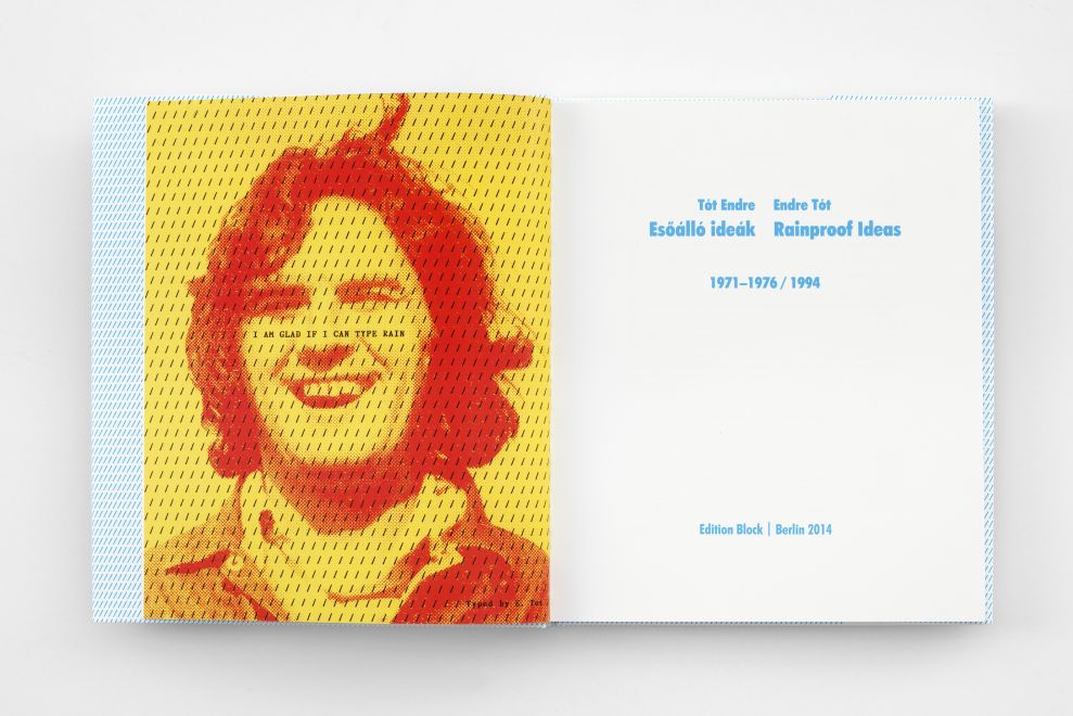 Aufgeschlagenes Künstlerbuch von Endre Tot. Links ein Portrait von Tot in Rot/Gelb, überzogen mit Schrägstrichen. In der Mitte der Seite steht: I AM GLAD IF I CAN TYPE RAIN. Rechts stehen Titel und Jahr.