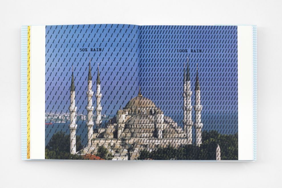 Aufgeschlagenes Künstlerbuch von Endre Tot. Foto der Blauen Moschee in Istanbul. Linke Seite ist mit Querstrichen und Leerzeichen überschrieben. Es steht: 50% RAIN; rechte Seite ist vollkommen mit Querstrichen bedruckt, es steht: 100% RAIN