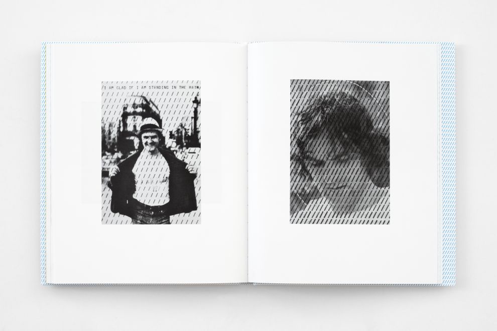 Aufgeschlagenes Künstlerbuch von Endre Tot. Zwei Fotos zeigen Tot und sind überschrieben mit Querstrichen