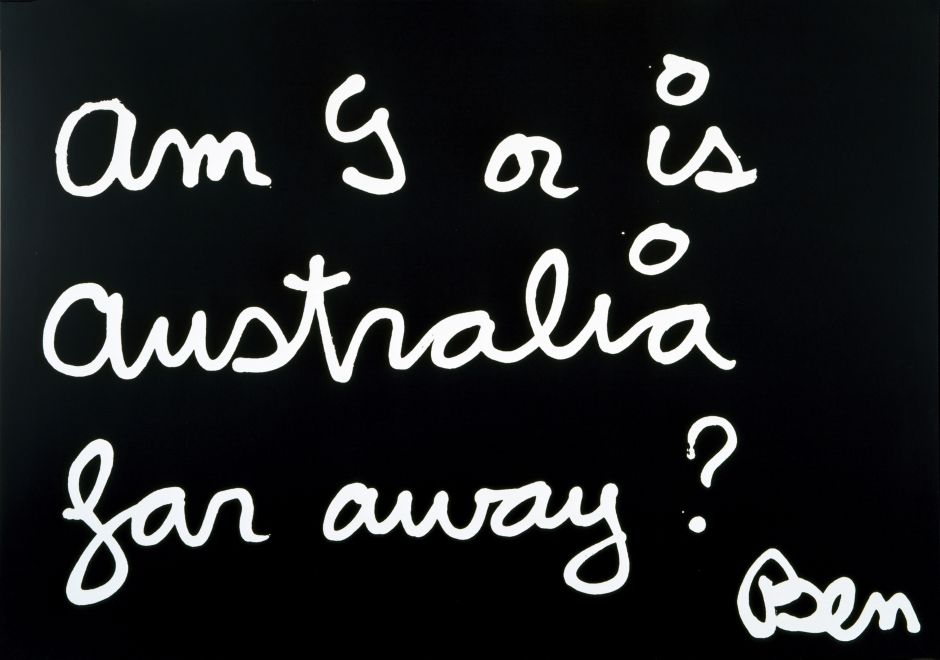 Grafik von Ben Vautier. Auf Schwarzen Hintergrund steht in Vautiers typischer Handschrift: „am I or is australia far away? Ben“