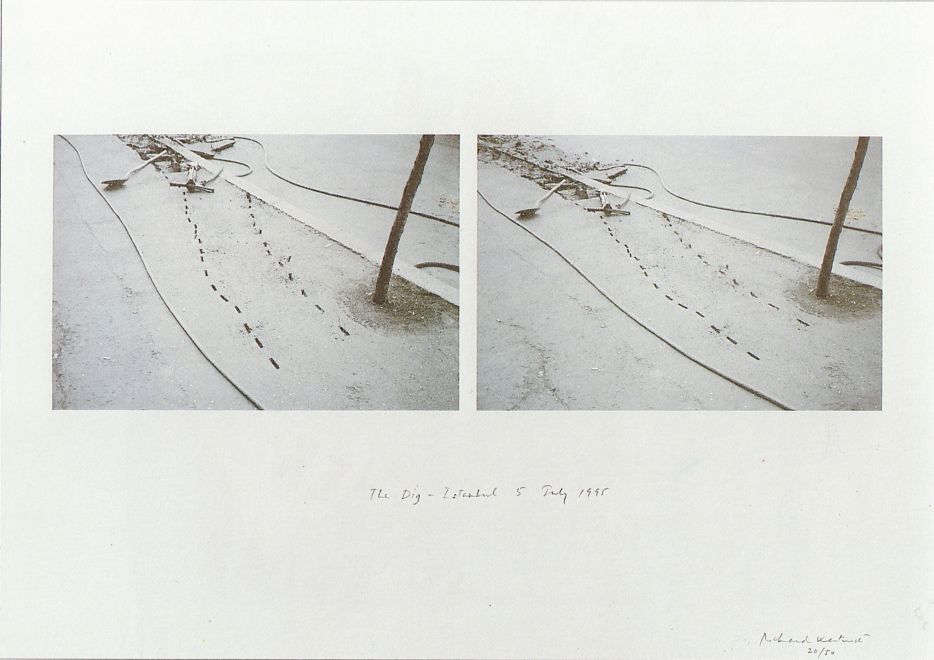 Offsetdruck von Richard Wentworth zeigt zwei schwarz-weiß Fotos nebeneinander, die dasselbe Motiv aus leicht unterschiedlicher Perspektive zeigen. Eine Straße, die an einer kleinen Stelle aufgebrochen ist, Hacke und Schaufel liegen daneben ebenso zwei Kabel. Zwei parallele gestrichelte Linien, die von der Stelle weglaufen wurden mit schwarzem Stift aufgemalt