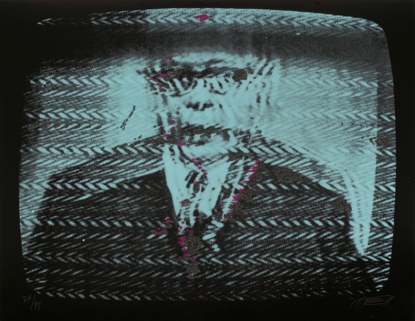 Siebdruck von Wolf Vostell zeigt das von ihm gestörte Fernsehbild während der Neujahrsansprache des Bundespräsidenten Gustav Heinemann im Jahr 1971. An einigen Stellen wurde Glitter aufgetragen