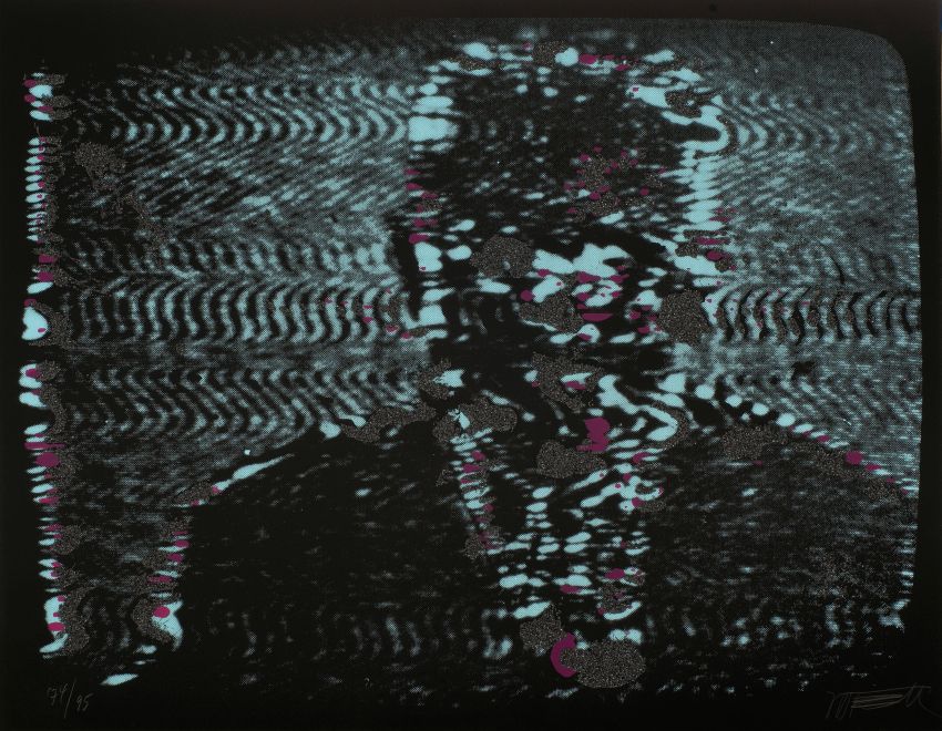 Siebdruck von Wolf Vostell zeigt das von ihm gestörte Fernsehbild während der Neujahrsansprache des Bundespräsidenten Gustav Heinemann im Jahr 1971. An einigen Stellen wurde Glitter aufgetragen