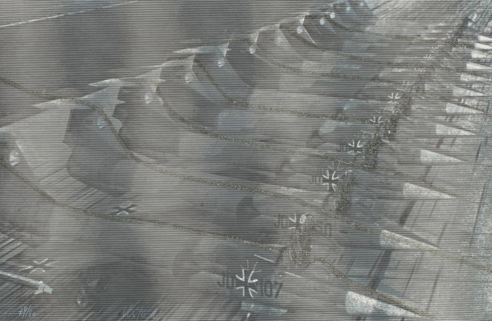 Siebdruck von Wolf Vostell zeigt die deutsche Starfighter Staffel in grau-schwarz im Linienraster. Die Kampfflugzeuge stehen in einer Reihe nebeneinander. Auf jedem Flugzeug ist ein Band mit silbernem Glitter aufgetragen