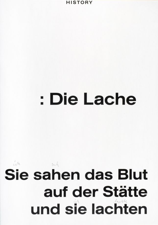 Arbeit von Joseph Beuys. Auf einem weißen Blatt steht: HISTORY : Die Lache. Sie sahen das Blut auf der Stätte und sie lachten. Darüber hat Beuys mit Bleistift handschriftlich „ich sah“ und „ich lachte“ geschrieben