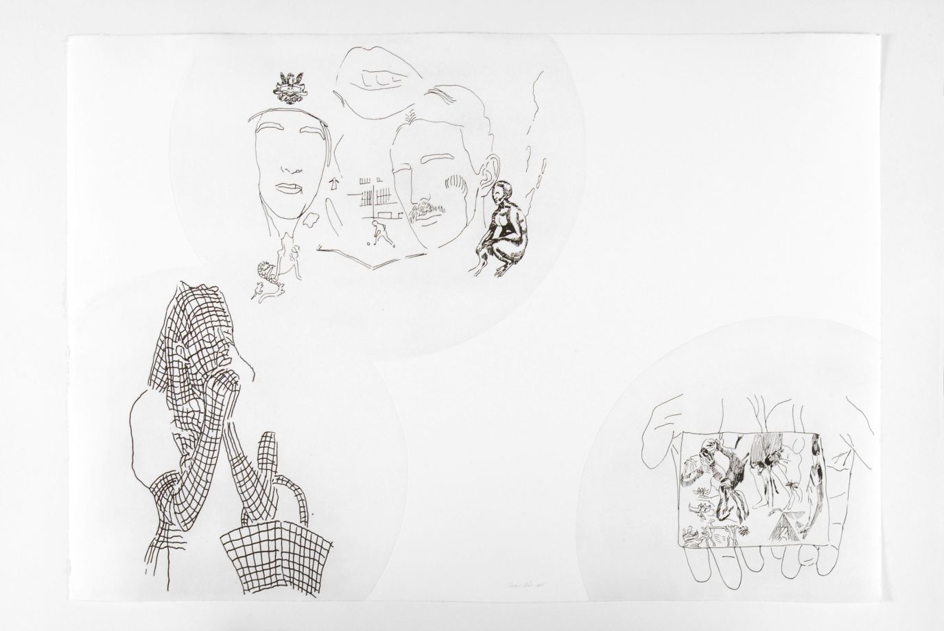 Radierung von Danica Dakic. 3 Zeichnungen auf weißem Grund in farblich leicht abgesetzten Kreisen: eine weibliche Figur, fragmentierte Figuren und zwei Hände, die eine Fotografie halten