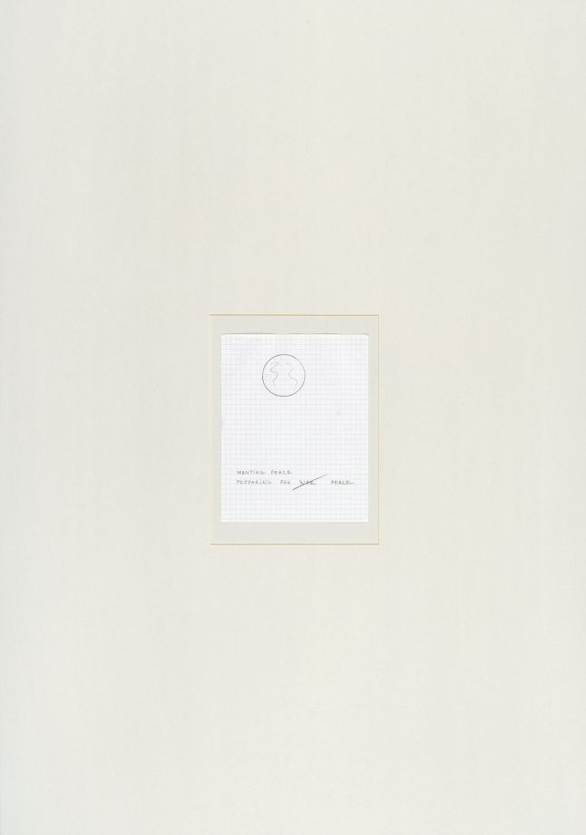 Kleine Zeichnung von Robert Filliou auf kariertem Papier in einem Passepartout zeigt eine angedeutete Weltkugel, darunter steht der Satz WANTING PEACE PREPARING FOR WAR. Das „WAR“ ist durchgestrichen und daneben steht „PEACE“