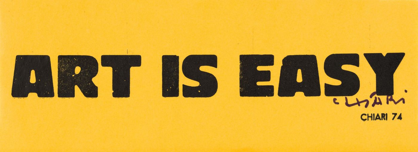 Druck von Giuseppe Chiari. In fett schwarz steht: ART IS EASY auf gelbem Hintergrund. Signatur „Chiari“ auf der rechten Seite, darunter ein Stempel CHIARI 74