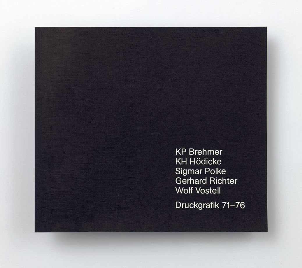 Publikation Grafik des Kapitalistischen Realismus, Band 2. Schwarzes Cover mit weißer Schrift rechts unten: KP BREHMER KH HÖDICKE SIGMAR POLKE GERHARD RICHTER WOLF VOSTELL. Druckgrafik 71-76