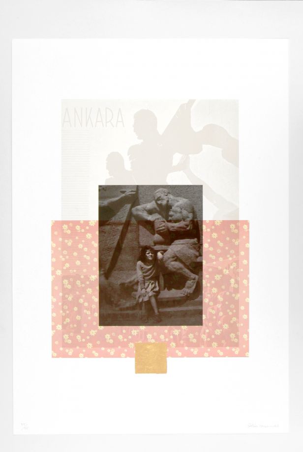 Druck von Gülsün Karamustafa. Mehrere Ebenen übereinander gelagert. Die Abbildung eines Denkmals in Ankara, ein Rechteck mit rosa-gelbem Blumenmuster, Darüber ein durchscheinendes Foto von Karamustafa als Kind an ein Denkmal gelehnt. ein kleines Quadrat Blattgold unten.