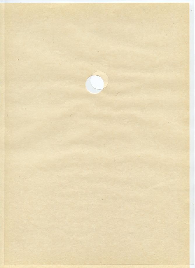 Arbeit von James Lee Byars, Cellophanfolie im A4 Format mit ausgestanztem Loch