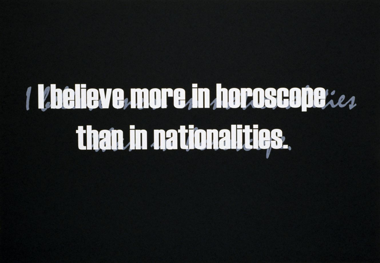 Eine Grafik der Künstlerin Maja Balevic zeigt einen weißen Text auf schwarzem Hintergrund: I believe more in horoscope than in nationalities. Hinter dem fettgedruckten Text ist eine schwache handschriftliche Schrift kaum zu erkennen: I believe more in nationalities than in horoscope.