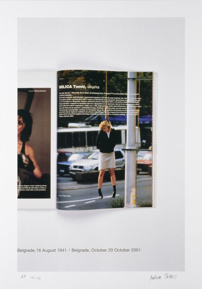 Offsetdruck von Milica Tomic. Seite aus einer serbischen Zeitschrift, in der ganzseitig eine Fotografie einer politischen Demonstration der Künstlerin abgebildet ist. Sie stellt die öffentliche Erhängung einer serbischen Widerstandskämpferin 1941 nach