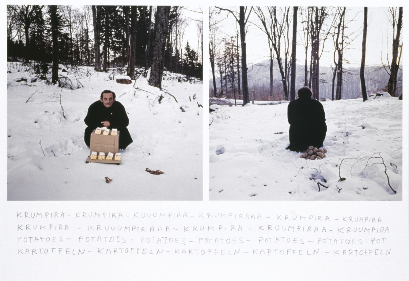Offsetdruck von Mladen Stilinovic. 2 stills aus einem Video nebeneinander. 1. Stilinovic hockt an einem verschneiten Waldrand, vor ihm eine Kiste mit Kuchenstücken, 2. Rückenansicht: hinter ihm ein Haufen Kartoffeln. Darunter 4 Reihen mit Hand geschrieben: KRUMPIRA, POTATOES, KARTOFFELN