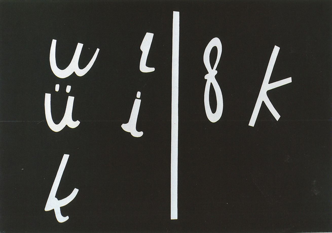 Siebdruck Aydan Murtezaoglu. Weiße Buchstaben auf schwarzem Hintergrund, in der Mitte ein vertikaler Strich. Es ist eine Nachstellung einer historischen Fotografie: die Tafel, mit der Kemal Ataturk das lateinische Alphabet zu dessen Einführung demonstriert hat