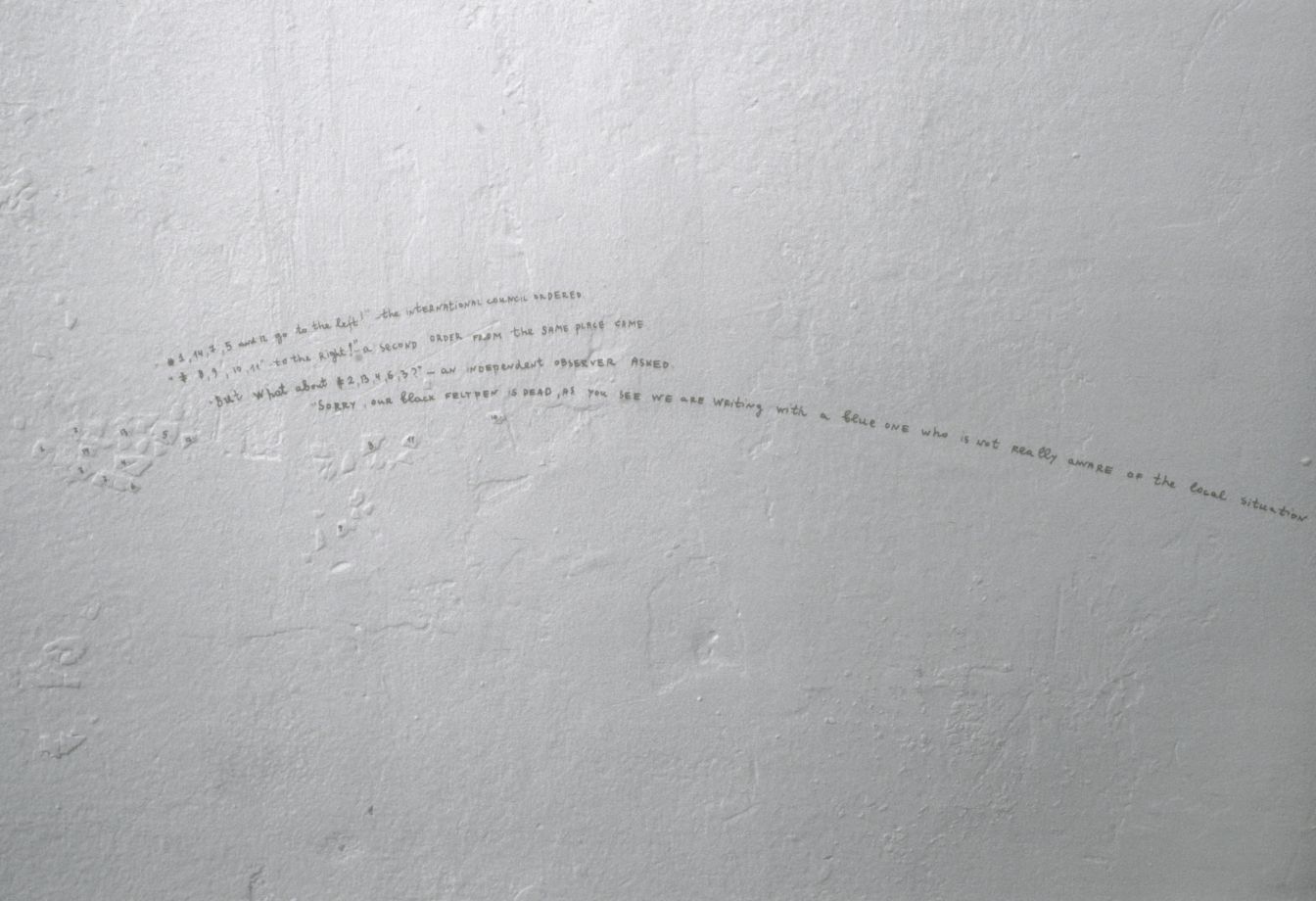 Tusche auf Offsetdruck von Nedko Solakov. Ein Foto einer verputzten Wand mit Unebenheiten, die mit Tusche nummeriert wurden. Klein auf die Wand wurde ein Text mit den Nummern geschrieben. Z.B.: “#1, 14, 7, 5 and 12 go to the left!“ the international council ordered