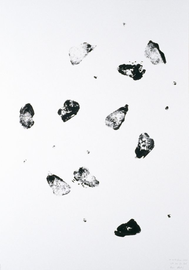 Arbeit von Nevin Aladag. Schuhabdrücke von Stilettos in Form von abstrakten schwarzen Tintenklecksen und -flecken, die über einen weißen Hintergrund verstreut sind.