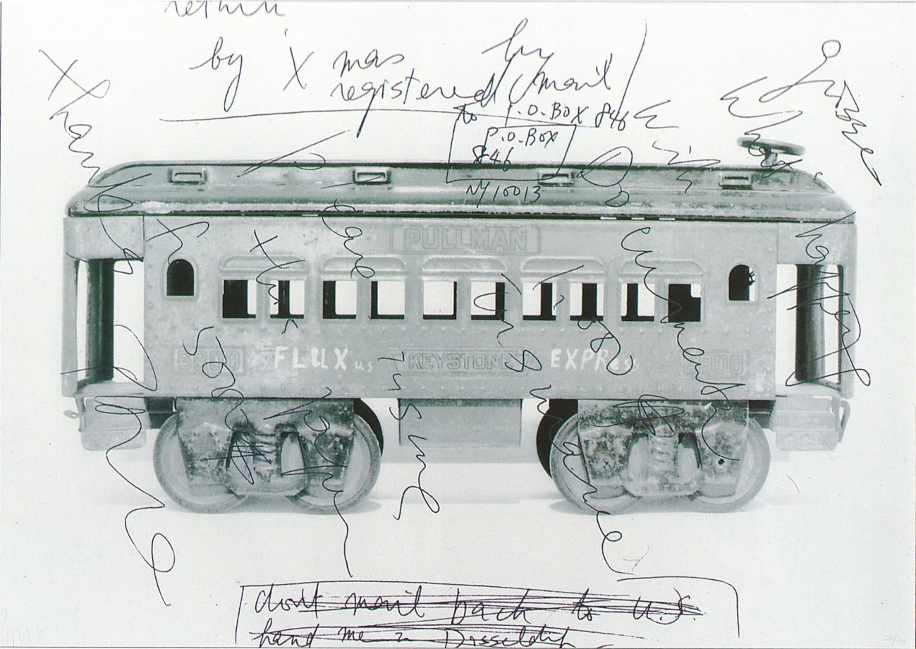 Siebdruck auf Offsetdruck von Nam June Paik zeigt ein schwarz-weiß Foto von einem Spielzeug-Eisenbahnwagon, auf den FLUXus EXPRess geschrieben wurde. Mit Siebdruck sind handschriftliche Notizen Paiks darüber gedruckt aus Briefen