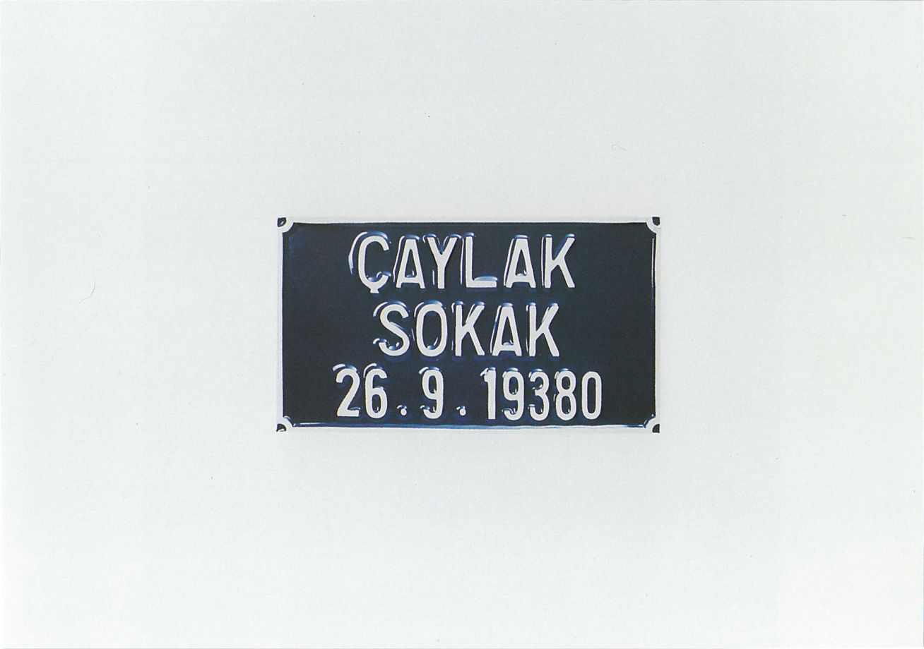 Offsetdruck von Sarkis zeigt ein historisches Straßennamensschild aus Istanbul: CAYLAK SOKAK, die Straße, in der Sarkis aufgewachsen ist. Darunter setzt er ein Datum aus seinem Geburtsjahr: 26.9.19380