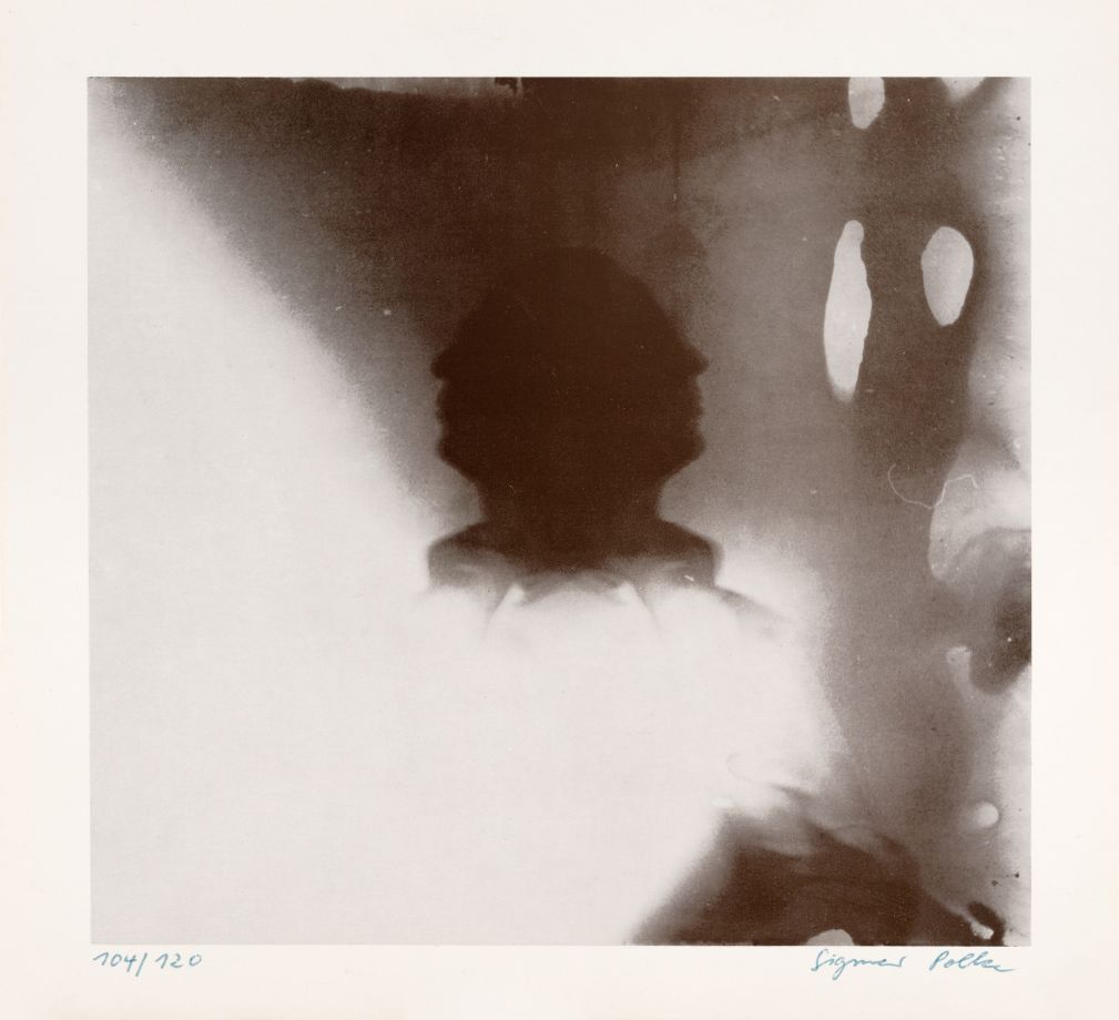 Offsetdruck von Sigmar Polke. Mehrfach belichtete Fotografie, die durch die Körperdrehung Polkes während der Aufnahme die dunkle Silhouette von Polkes Kopf zu einer Art Januskopf werden lässt. Verschwommener Hintergrund.