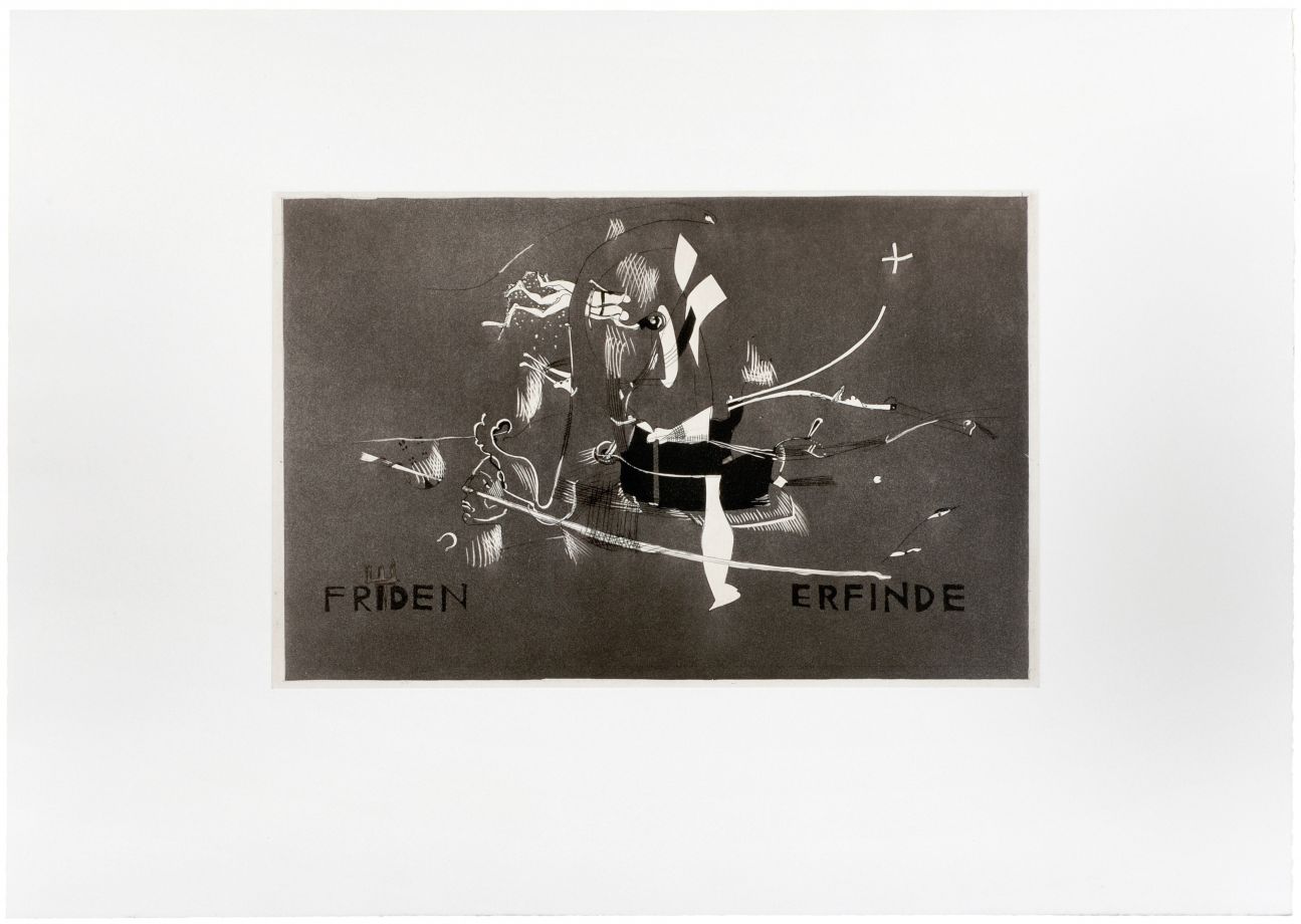 Radierung im Passepartout des Künstlers André Thomkins zeigt menschliche Figuren und abstrakte Formen sowie Linien auf grauem Hintergrund. In schwarz steht auf der Radierung FRIEDEN ERFINDE