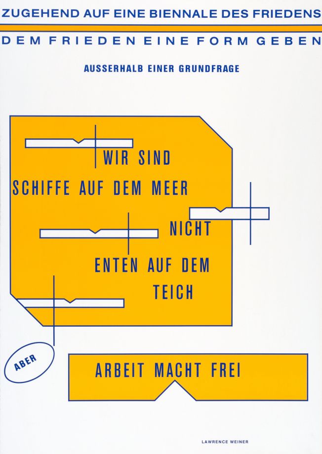 Offsetdruck von Lawrence Weiner. Abstrakte gelbe Formen auf hellem Hintergrund, dazu Text in Blau: AUSSERHALB EINER GRUNDFRAGE. WIR SIND SCHIFFE AUF DEM MEER, NICHT ENTEN AUF DEM TEICH. ARBEIT MACHT FREI