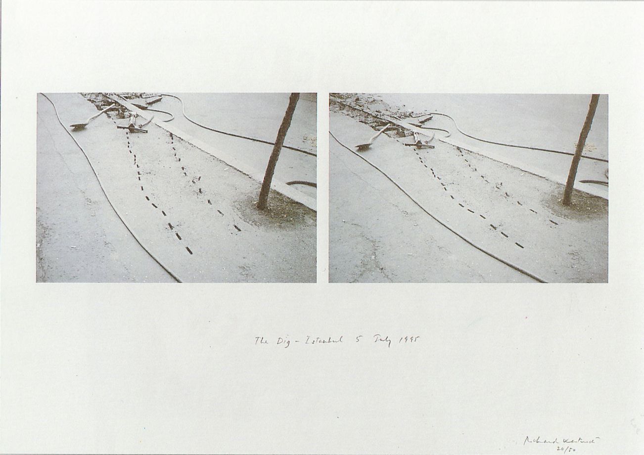 Offsetdruck von Richard Wentworth zeigt zwei schwarz-weiß Fotos nebeneinander, die dasselbe Motiv aus leicht unterschiedlicher Perspektive zeigen. Eine Straße, die an einer kleinen Stelle aufgebrochen ist, Hacke und Schaufel liegen daneben ebenso zwei Kabel. Zwei parallele gestrichelte Linien, die von der Stelle weglaufen wurden mit schwarzem Stift aufgemalt
