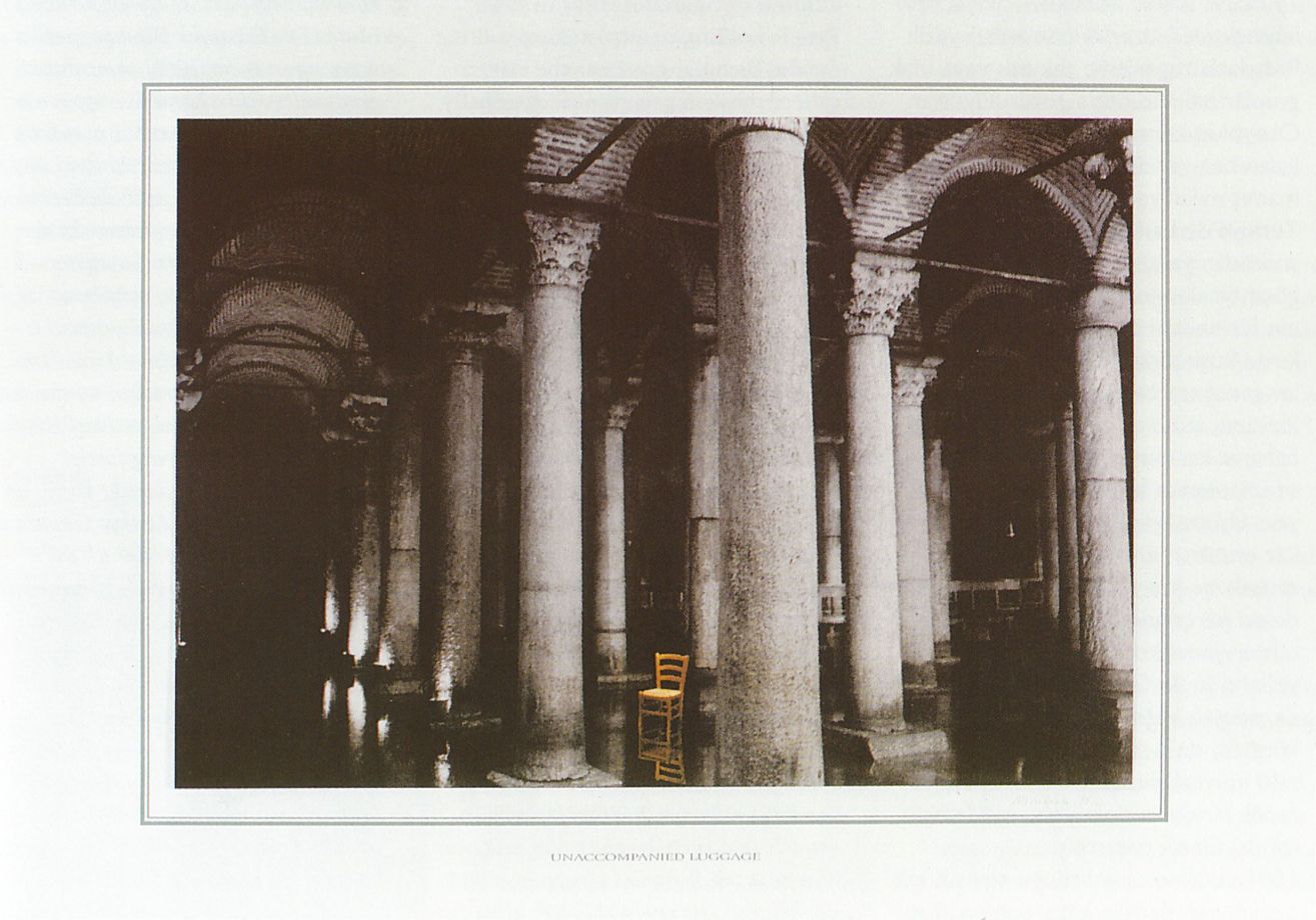 Offsetdruck auf Siebdruck zeigt die Zisterne in Istanbul mit ihren hohen Säulen und Bögen in dunklen Tönen. Ein goldener Stuhl steht im Wasser und wird in der Oberfläche gespiegelt. Im Gegensatz zu den mächtigen Säulen wirkt der Stuhl klein