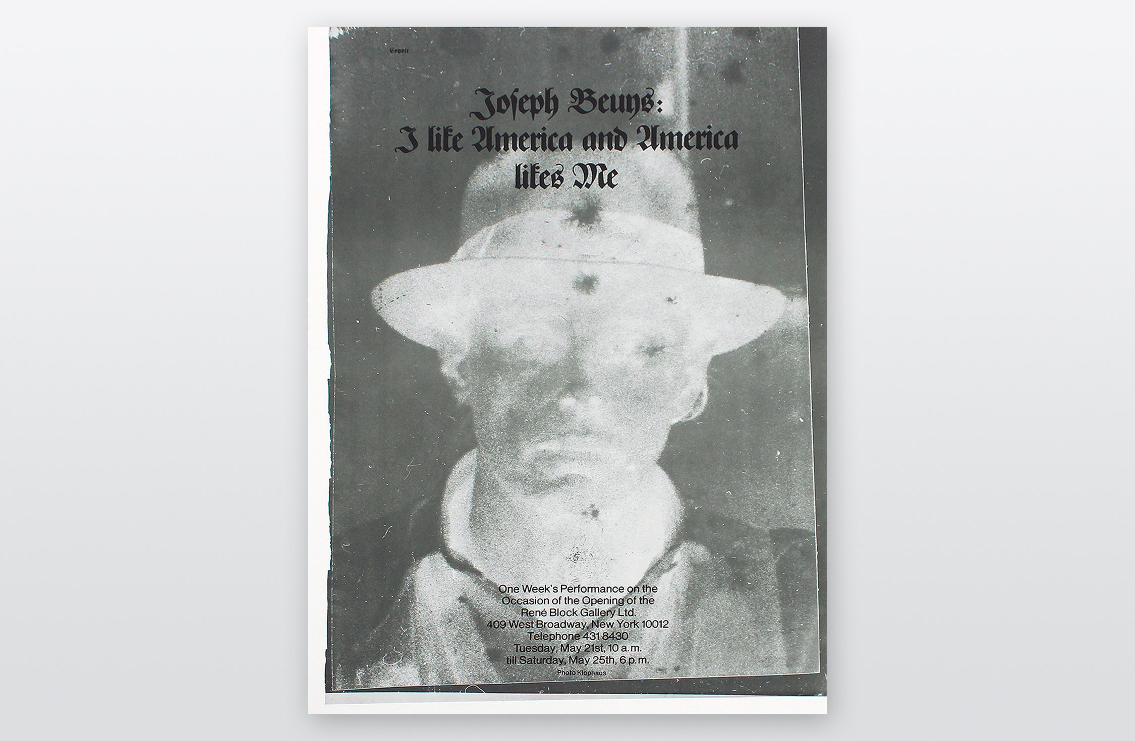 Plakat zeigt invertiertes s/w Porträt von Joseph Beuys, darüber in schwarz: Joseph Beuys: I Like America and America Likes Me